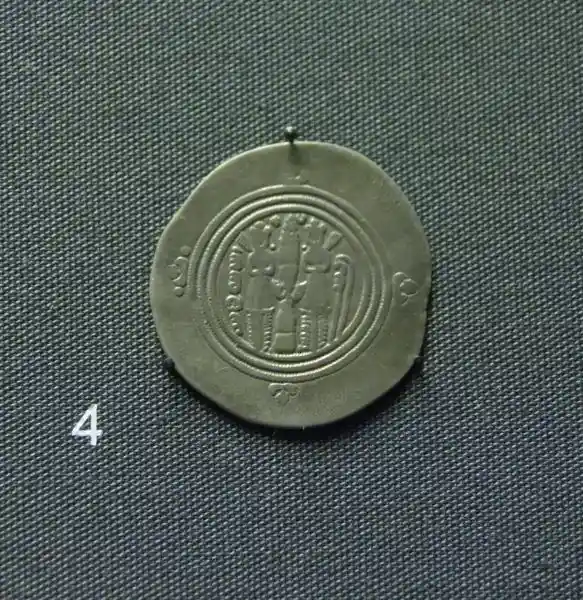 Two men and a totem-like pillar on Byzantine and early Islamic coin Two men and a totem-like pillar on Byzantine and early Islamic coin